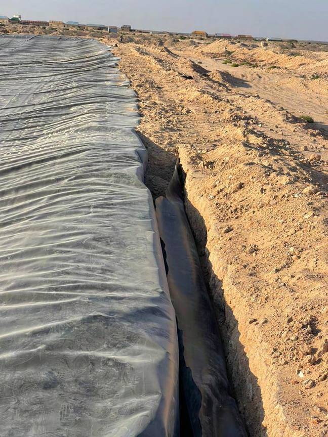 Lined earth reservoir with geomembrane on the embankment